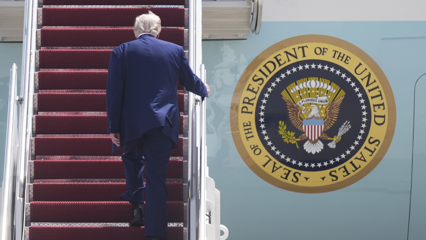 Каква е клаузата за възнаграждения? And how might it apply to Qatar giving Trump a plane?