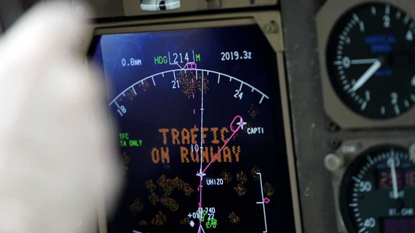 Може ли система за предупреждение в пилотската кабина да предотврати близки разговори между самолети на летищата в САЩ?