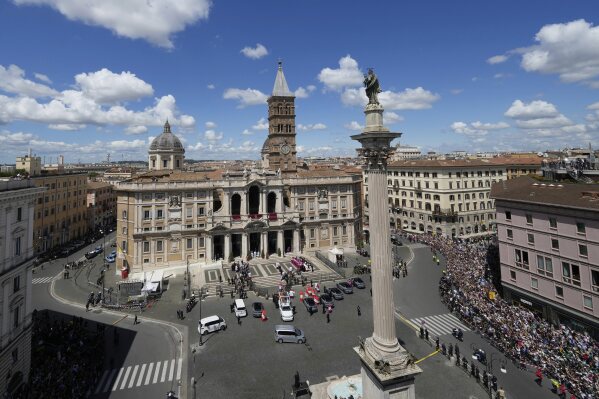El ataúd del papa Francisco llega a la Basílica de Santa María la Mayor en Roma, el sábado 26 de abril de 2025. (AP Foto/Luca Bruno)