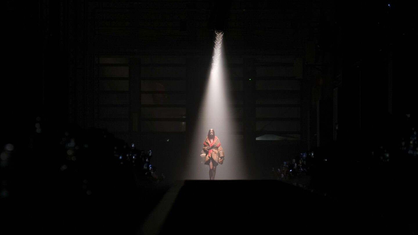 Versace struts confident collection as rumors swirl that the Milan fashion mainstay is on the market