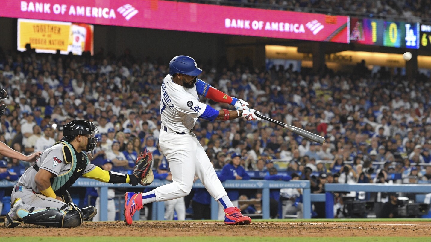 Jonrón de tres carreras de Hernández frente a Burnes da triunfo a Dodgers 3-1 sobre Diamondbacks