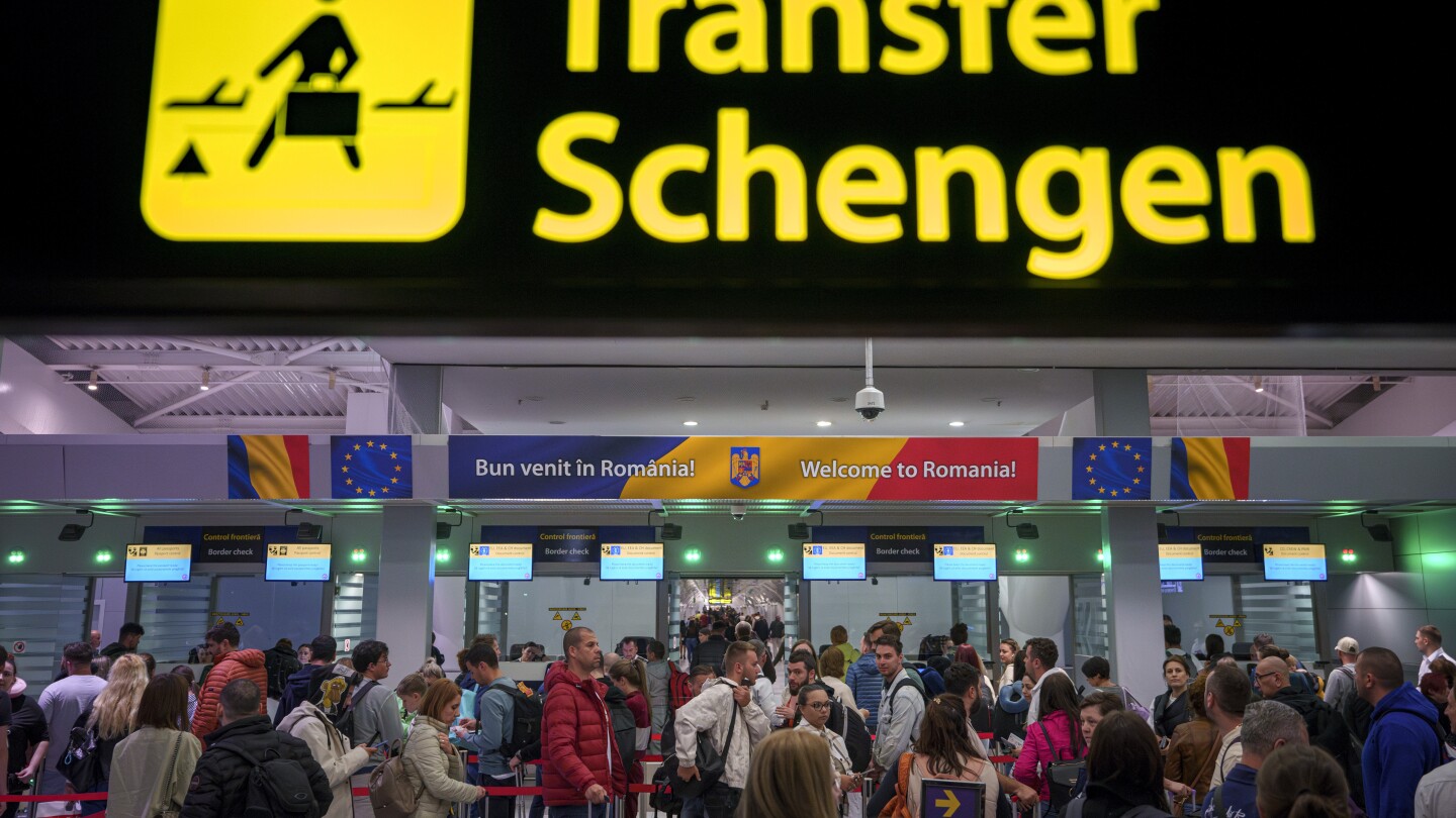 Румъния и България частично се присъединиха към европейската Шенгенска зона за пътуване, но проверките по сухопътните граници остават