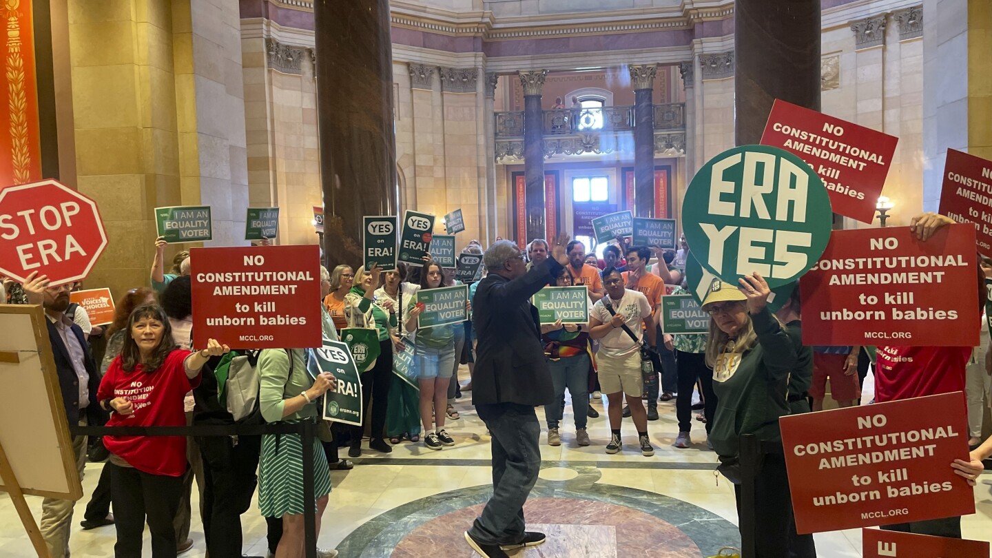 Предложената поправка за равни права в Минесота привлича конкурентни тълпи в Капитолия за решаващи гласове