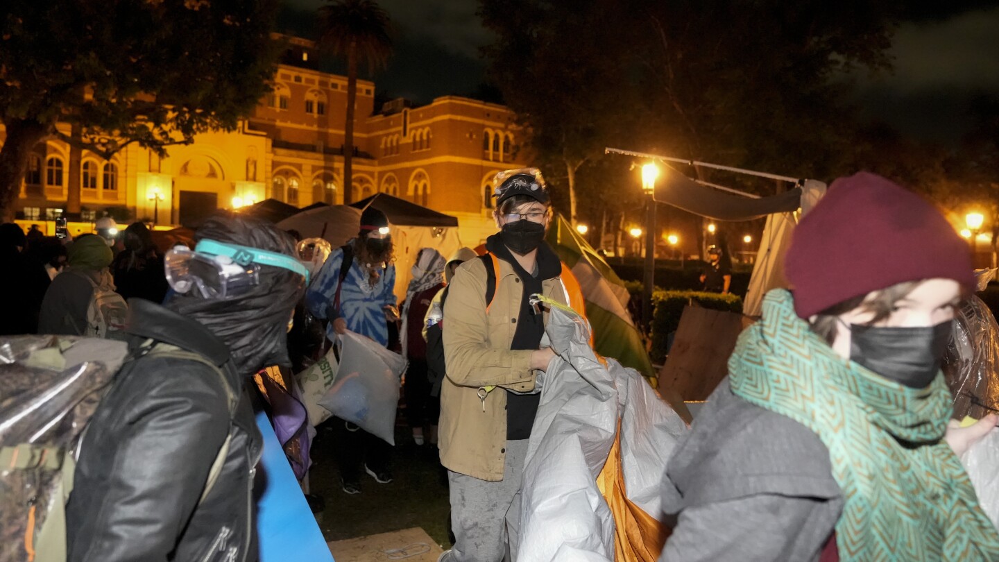 Acampamentos universitários: manifestantes da USC cumprem ordem de saída