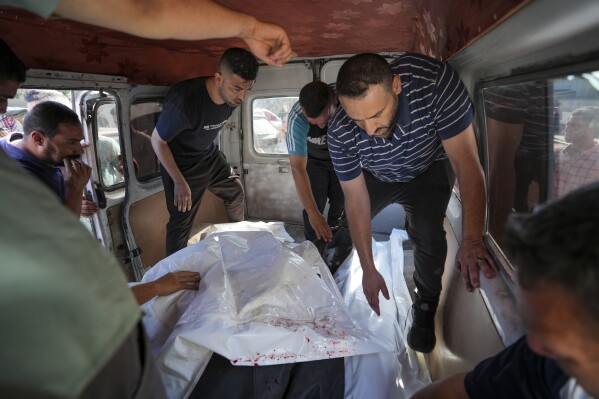 2024年6月7日，星期五，巴勒斯坦人将在以色列轰炸加沙地带中丧生的人送往德伊尔·巴拉赫的一家医院。（美联社照片/Abdel Kareem Hana）