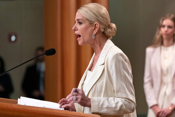 Jaksa Agung Pam Bondi berbicara selama konferensi pers di markas Departemen Kehakiman di Washington, Rabu, 16 April 2025. (Foto AP/Jose Luis Magana)