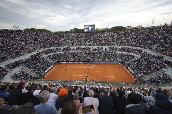 Italy's Jannik Sinner, left, plays Norway's Casper Ruud during their quarterfinal tennis match at the Italian Open, at the Foro Italico, in Rome, Thursday, May 15, 2025. (AP Photo/Alessandra Tarantino)