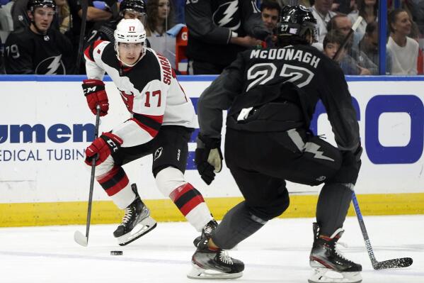 Devils score 4 times in third period to beat Lightning