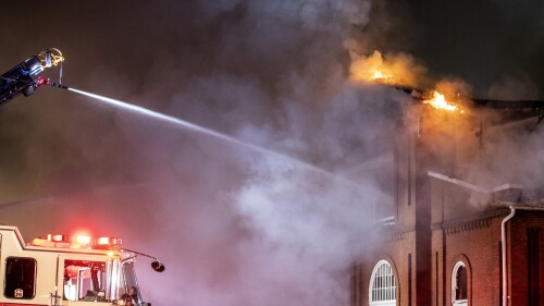 Les équipes de pompiers travaillent pour éteindre un incendie tôt le matin qui a ravagé le bâtiment en brique du Broad Street Market à Harrisburg, Pennsylvanie, le lundi 10 juillet 2023. (Sean Simmers/The Patriot-News via AP)