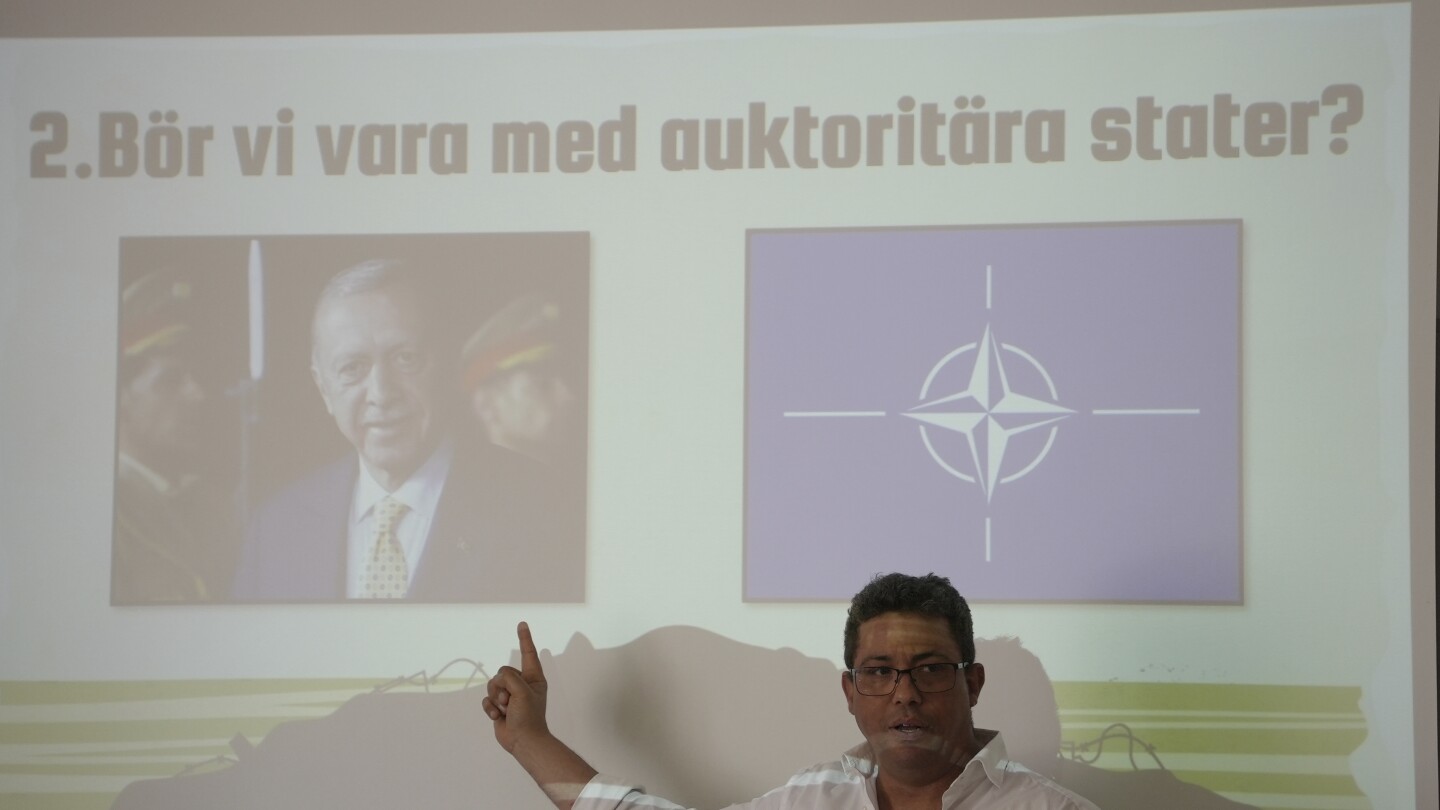 Швеция се опитва да отговори на въпросите на разтревожени ученици за НАТО и войната след края на нейния неутралитет