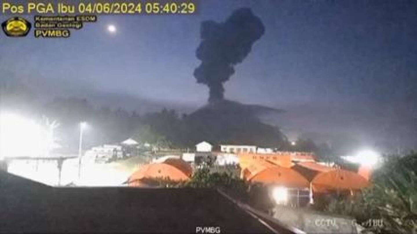 Връх Ибу в Индонезия изригна, изхвърляйки червена лава, гъста пепел и тъмни облаци в небето