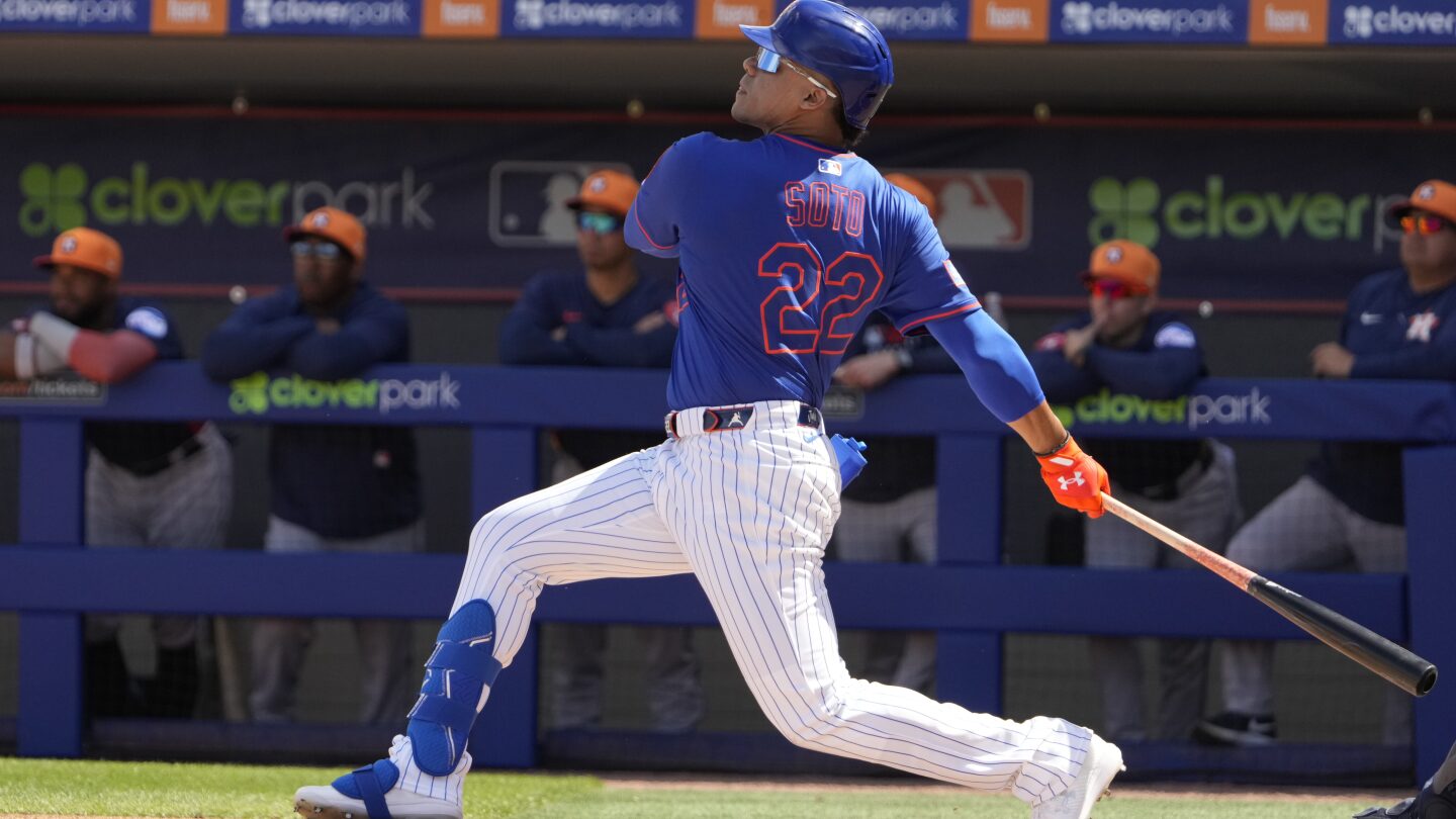 Juan Soto hits a 426-foot home run in his first at-bat for the New York Mets