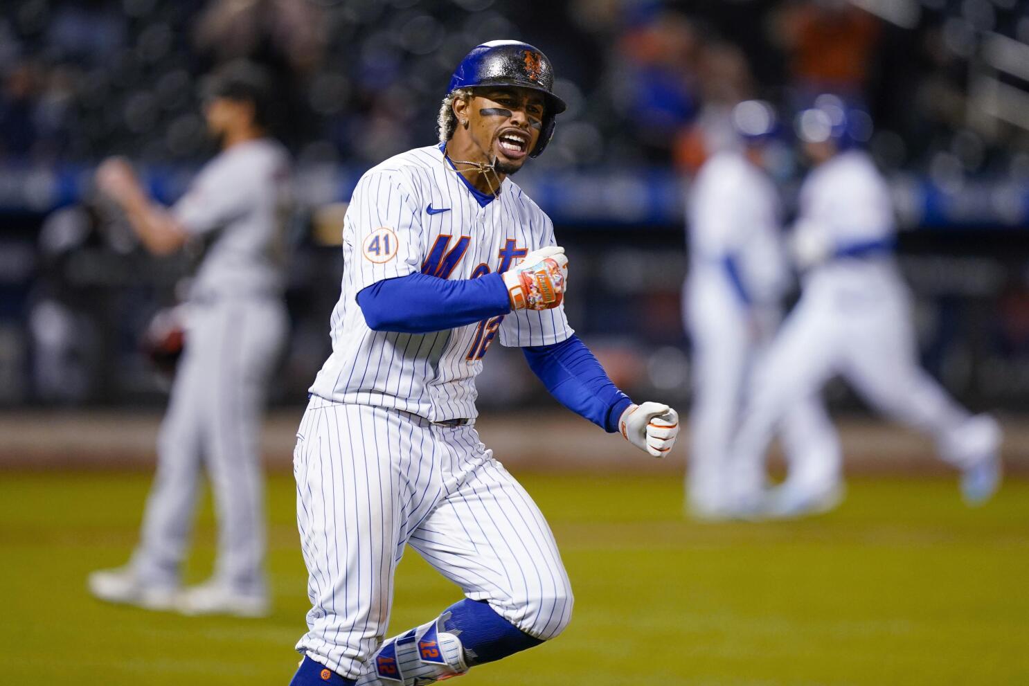 Mets prospect Luis Guillorme caught a bat that flew into the dugout like it  was no big deal