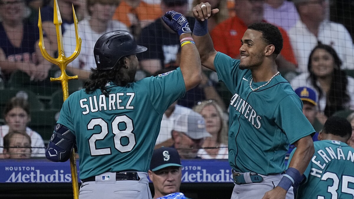 Suárez hits two-run homer as Mariners hold on for 7-6 win over