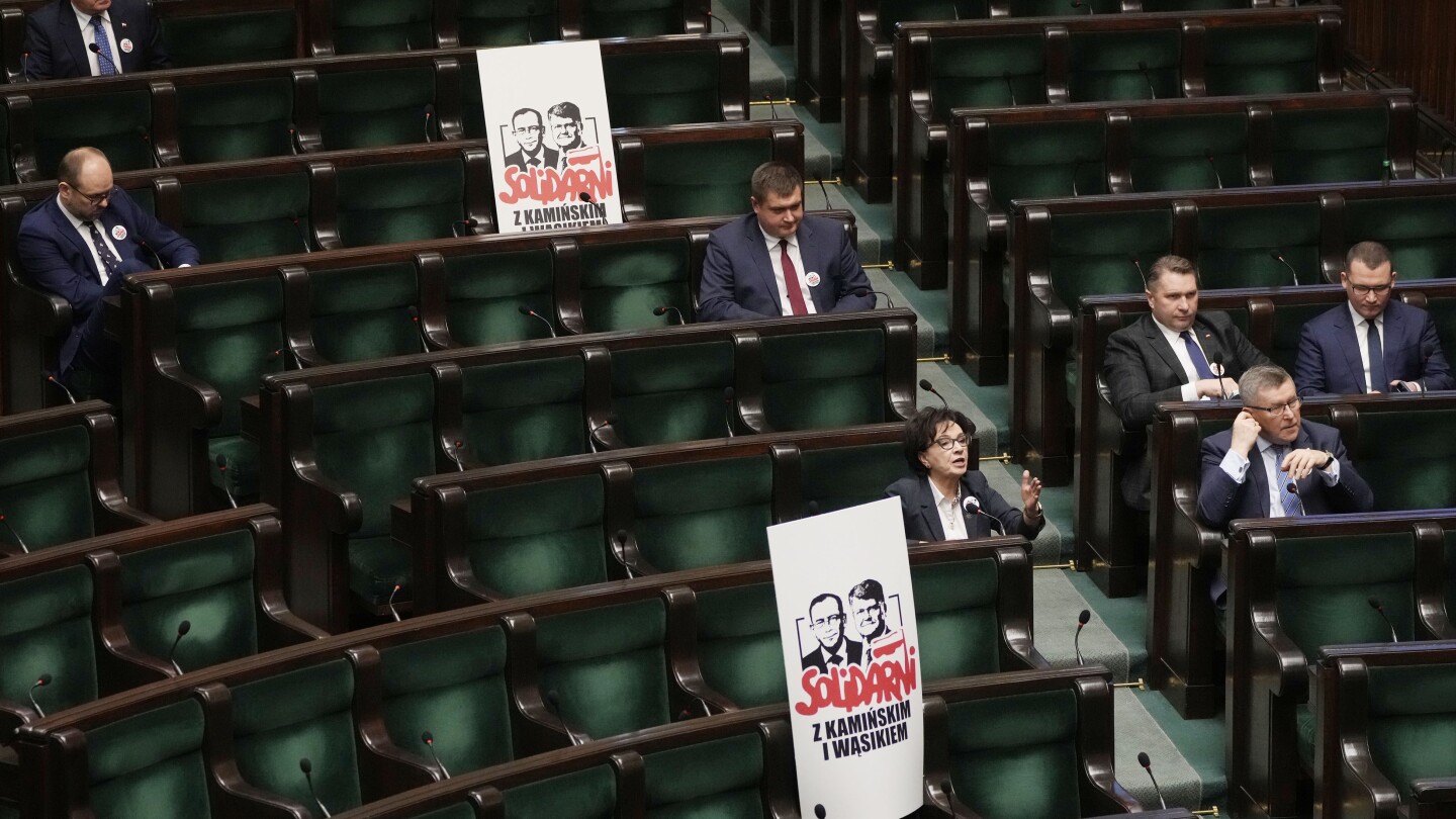 Polski parlament głosuje za uchyleniem immunitetu skrajnie prawicowego parlamentarzysty, który zgasił świece chanukowe