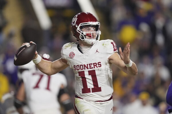 Oklahoma quarterback Jackson Arnold (11) passes in the second half an NCAA college football game against LSU in Baton Rouge, La., Saturday, Nov. 30, 2024. LSU won 37-17. (AP Photo/Gerald Herbert)