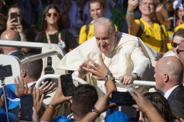 El Papa Francisco llega mientras asiste a una reunión en el "Parque Eduardo VII" con jóvenes que participan en la 37ª Jornada Mundial de la Juventud, en Lisboa, el jueves 3 de agosto de 2023. El Papa Francisco está en su segundo día de una pastoral de cinco días. visita a Portugal que incluye la participación en la 37ª Jornada Mundial de la Juventud, y una peregrinación al santuario de Fátima.  (Foto AP/Gregorio Borgia)