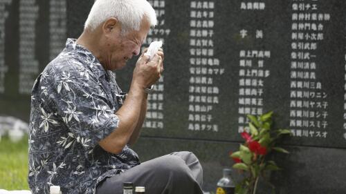 2023年6月23日金曜日、日本南部沖縄県糸満の平和記念公園で、沖縄の戦闘中に命を失ったすべての人の名前が刻まれた平和の礎石記念碑の壁の前で一人の男が泣いています。 日本の78年前に終わった日本南部島で行われた第二次世界大戦の中で、最もフィビリンの戦いの一つである沖縄戦を記録しました。  （AP経由の刑務所通信）