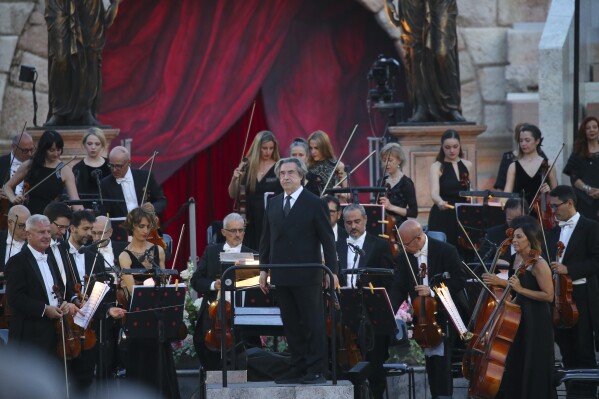 意大利指挥家里卡多·穆蒂（Riccardo Muti）于2024年6月7日星期五在意大利维罗纳举行的维罗纳竞技场（Verona Arena）庆祝联合国教科文组织（UNESCO）对意大利歌剧演唱艺术的认可的盛大音乐会上致以掌声。（Paola Garbuio/LaPresse通过美联社）