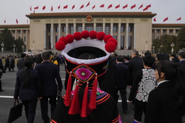 Các đại biểu đến tham dự phiên họp trù bị của Quốc hội bên ngoài Đại lễ đường Nhân dân ở Bắc Kinh, Thứ Hai, ngày 4 tháng 3 năm 2024. (Ảnh AP / Ng Han Guan)