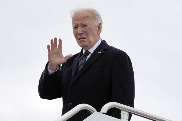 Tổng thống Joe Biden vẫy tay khi lên chiếc Lực lượng Không quân Một sau khi tham dự buổi đón thương vong cho Sgt. William Jerome Rivers, 46 tuổi, ở Carrollton, Ga., Sgt. Breonna Alexsondria Moffett, 23 tuổi, ở Savannah, Ga., và Sgt. Kennedy Ladon Sanders, 24 tuổi, ở Waycross, Georgia, tại Căn cứ Không quân Dover, Del., Thứ Sáu, ngày 2 tháng 2 năm 2024. Ba người thiệt mạng trong một cuộc tấn công bằng máy bay không người lái ở Jordan vào ngày 28 tháng 1. (Ảnh AP / Alex Brandon )