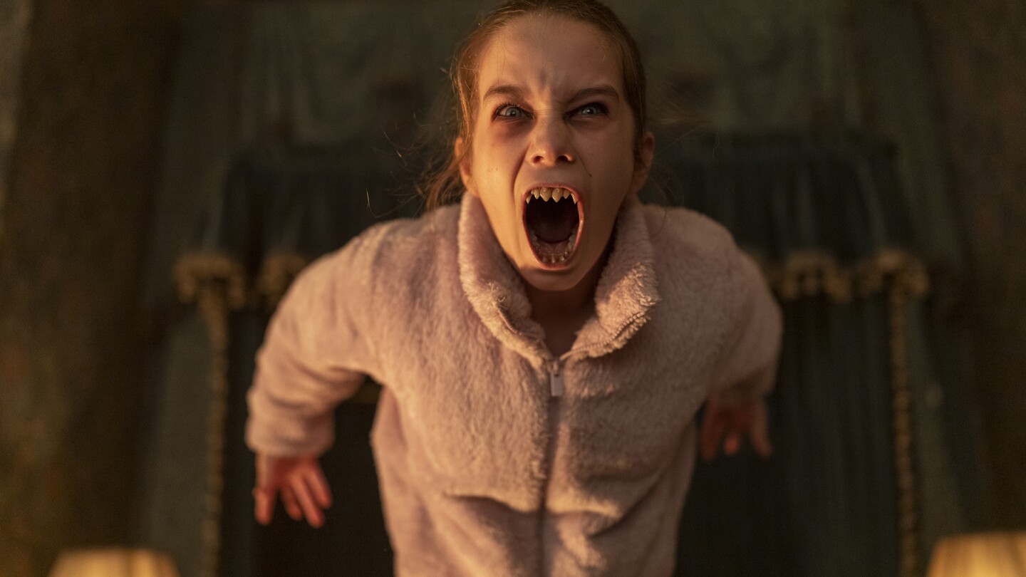 Преглед на филма: Филм за обир, който весело и щастливо се сблъсква с филм за чудовища в „Абигейл“