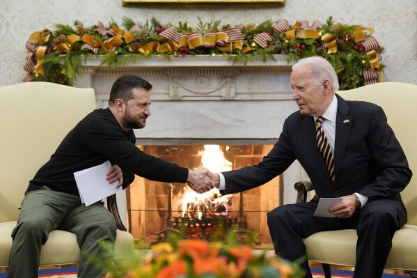 El presidente Joe Biden le da la mano al presidente ucraniano Volodymyr Zelenskyy mientras se reúnen en la Oficina Oval de la Casa Blanca, el martes 12 de diciembre de 2023, en Washington.  (Foto AP/Evan Vucci)