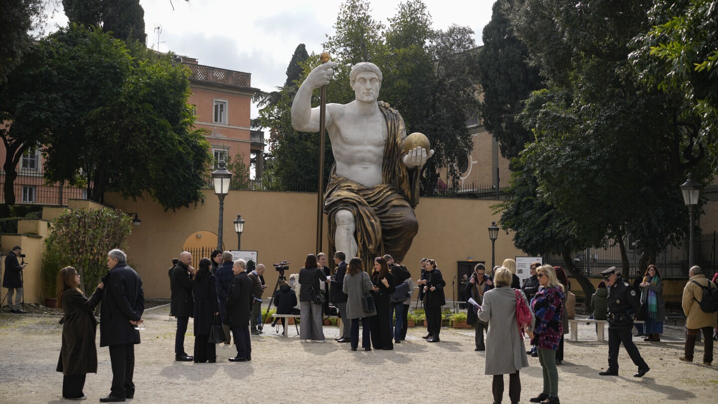 Een gigantische replica van keizer Constantijn kijkt uit over Rome terwijl 3D-technologie het verleden tot leven brengt