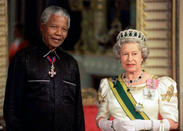 El mundo llora a Isabel II, una reina dedicada al servicio | AP News
