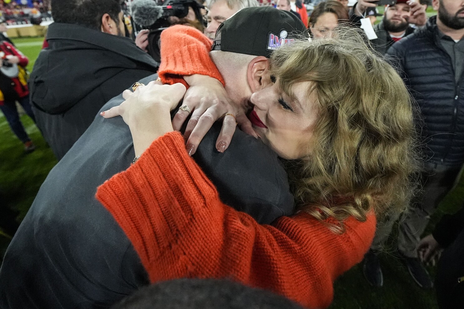Super Bowl-bound Chiefs tight end Travis Kelce to Taylor Swift: 'Thanks for  joining the team' | AP News