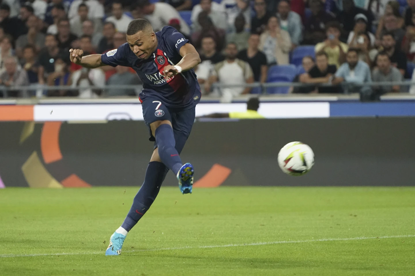 姆巴佩梅开二度 巴黎圣日尔曼在法甲联赛中4-1大胜里昂