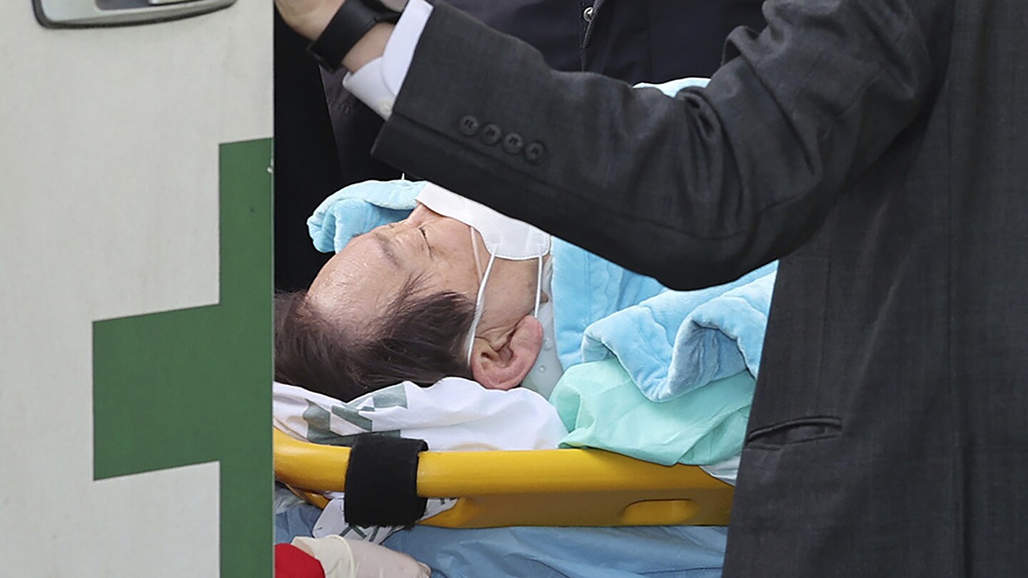 Южнокорейската полиция нахлу в къщата на заподозрян, намушкал опозиционния лидер Лий с нож във врата