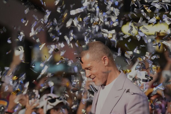 Brad Pitt es rociado con confetti durante su participación en un evento para promocionar su película más reciente, 