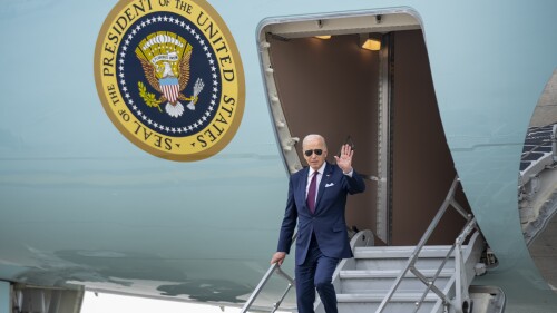 Президент Джо Байден прибывает в международный аэропорт имени Джона Ф. Кеннеди в Нью-Йорке в четверг, 29 июня 2023 года, для предвыборного приема.  (AP Photo/Эндрю Харник)
