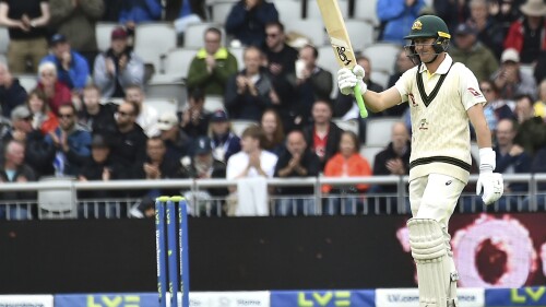 De Australiër Marnus Labuschagne viert feest na het scoren van een eeuw tijdens dag vier van de vierde Ashes Test-wedstrijd tussen Engeland en Australië op Old Trafford, Manchester, Engeland, zaterdag 22 juli 2023. (AP Photo/Rui Vieira)