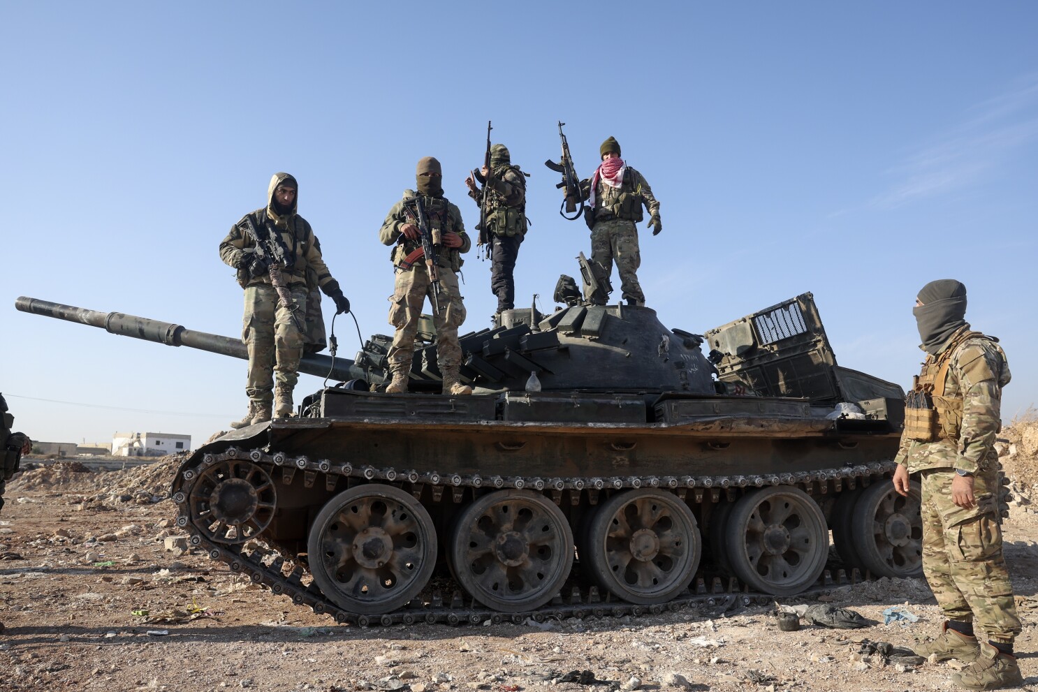 Quân nổi dậy Syria chiếm giữ bốn thị trấn trung tâm khi lực lượng chính phủ giành lại một số lãnh thổ