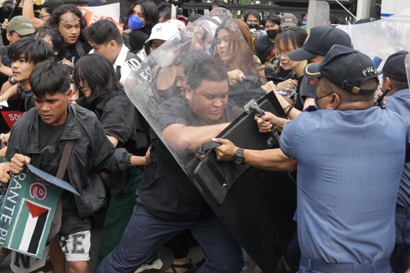 FILE - Activists scuffle with police as they tried to march towards the U.S. Embassy to show support with the Palestinian people on Nov. 14, 2023, in Manila, Philippines. (AP Photo/Aaron Favila, File)