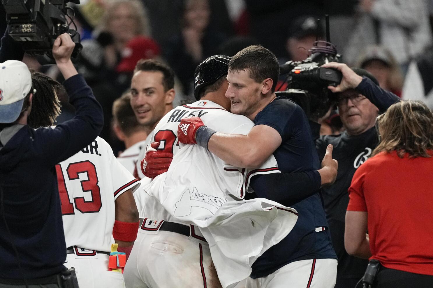 Highlight] Sean Murphy's 3-run homer brings the Braves within five