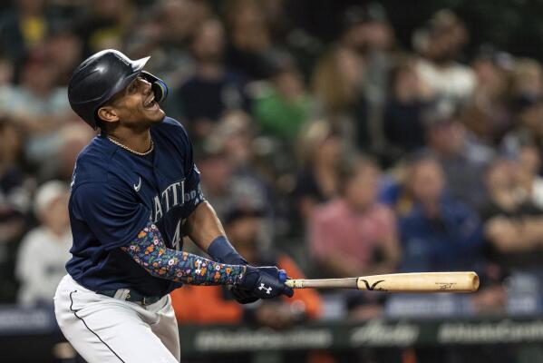 Tigers' Akil Baddoo caught stealing after ball ricochets off groin area