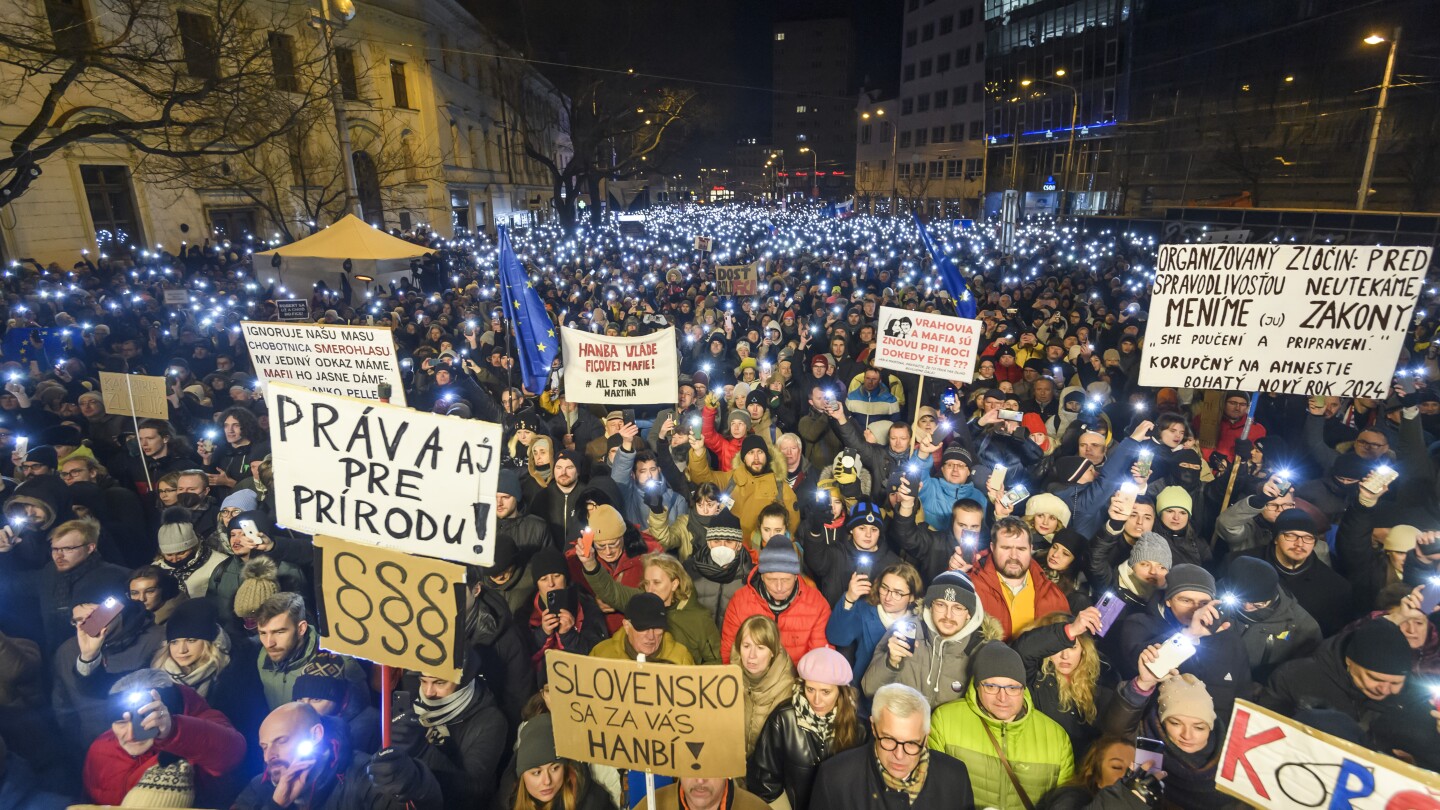 Tisíce ľudí protestujú na Slovensku proti plánu vlády na novelizáciu trestného zákona