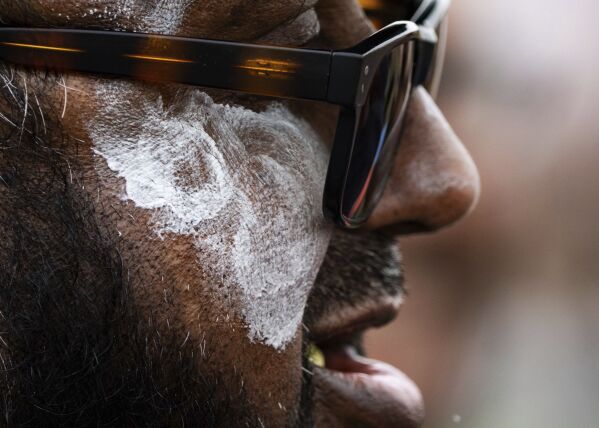 Sheaka Morshed lleva protección solar en la cara ante las altas temperaturas mientras sigue el partido de cricket entre Estados Unidos y Bangladesh dentro de una serie de tres juegos del T20I en el Prairie View Cricket Complex, el sábado 25 de mayo de 2024, en Houston. (Jason Fochtman/Houston Chronicle via AP)