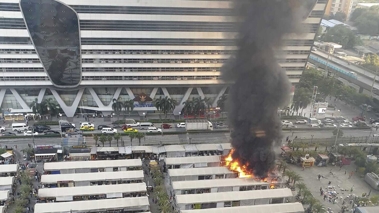Пожар на популярен открит пазар в Банкок бълва черен дим, видим от километри