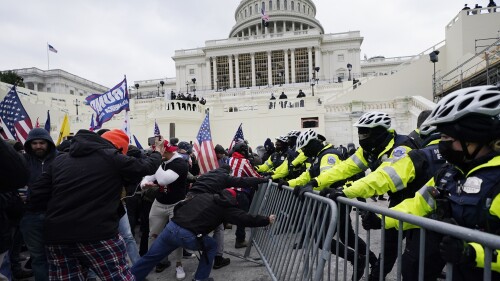 ARCHIVO - Manifestantes que apoyan al presidente Donald Trump intentan atravesar una barrera policial en el Capitolio de Washington, el 6 de enero de 2021. (Foto AP/Julio Cortez, archivo)