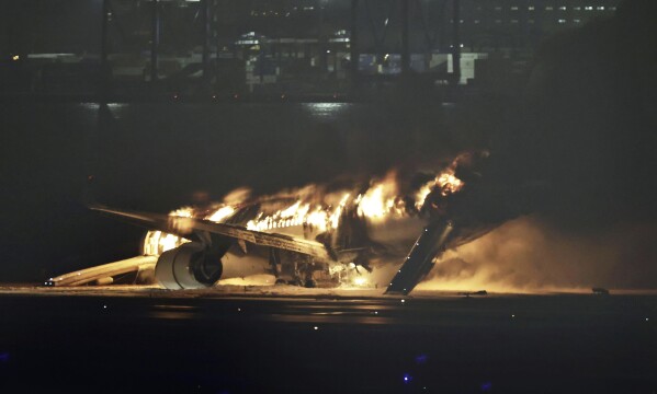 اشتعلت النيران في طائرة تابعة للخطوط الجوية اليابانية على مدرج مطار هانيدا يوم الثلاثاء 2 يناير 2024 في طوكيو، اليابان.  (أخبار كيودو عبر أسوشيتد برس)