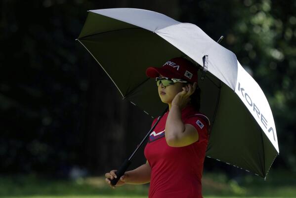 Madelene Sagstrom beats the heat, takes Olympic golf lead | AP News