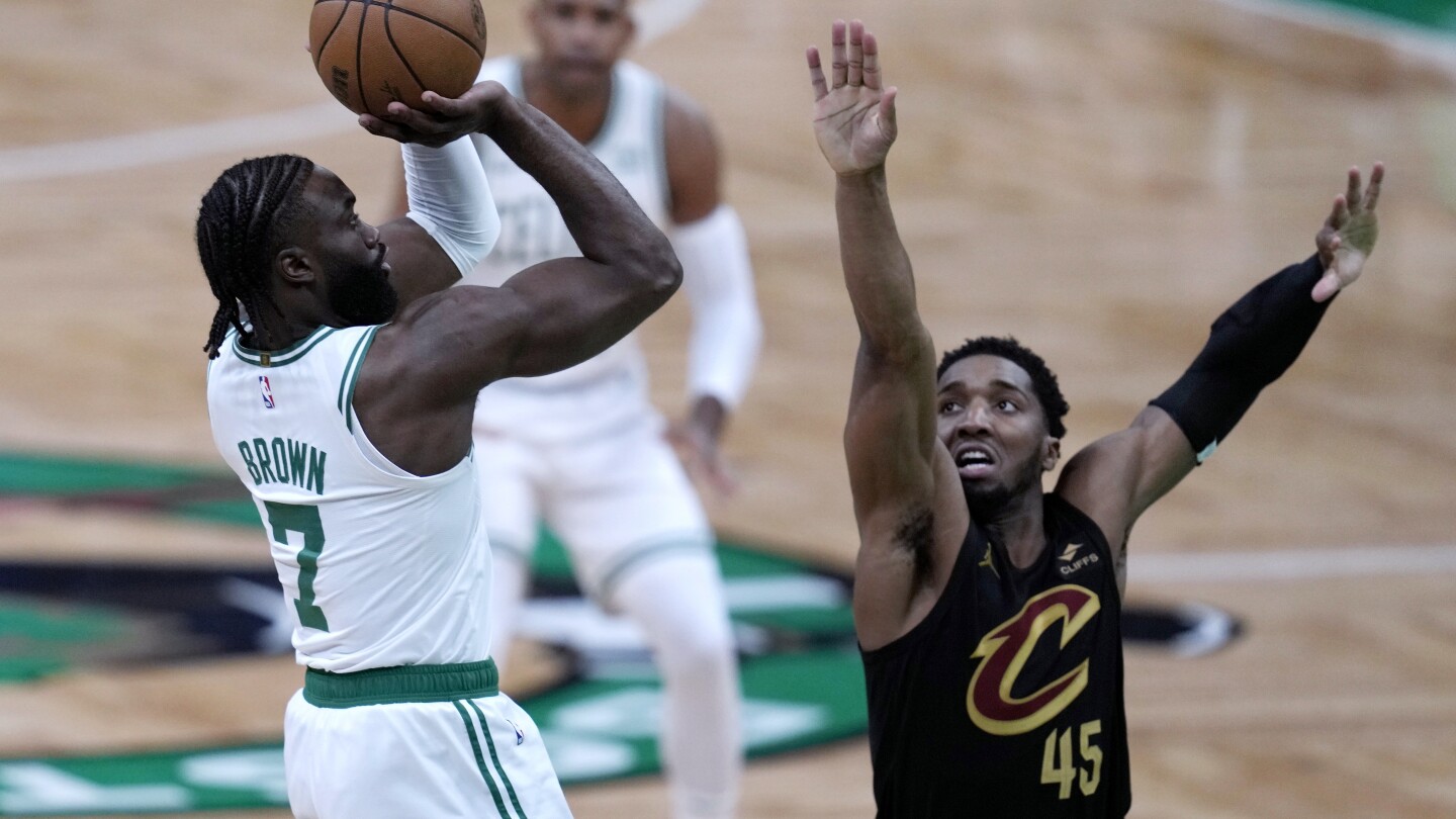 Brown et White mènent l’assaut à 3 points des Celtics, propulsant Boston vers une victoire de 120-95 dans le premier match contre les Cavaliers.
