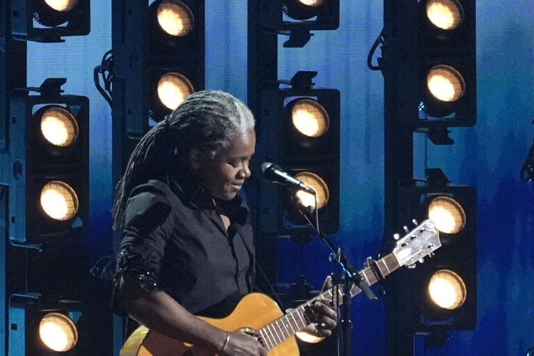 Tracy Chapman performs 