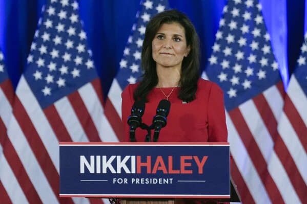 Ứng cử viên tổng thống của Đảng Cộng hòa, cựu Đại sứ Liên hợp quốc Nikki Haley phát biểu trong cuộc họp báo, Thứ Tư, ngày 6 tháng 3 năm 2024, tại Charleston, SC (Ảnh AP / Chris Carlson)