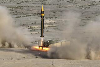 ARCHIVO - La foto difundida por el Ministerio de Defensa de Irán el jueves 25 de mayo de 2023 muestra el lanzamiento de un misil Khorramshahr-4 desde un lugar no revelado del país. Irán presentó lo que llama la versión más reciente de su misil balístico Khorramshahr a combustible líquido. (Ministerio de Defensa iraní via AP)