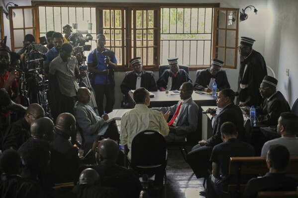 Un colombiano acusado de participar en el magnicidio del presidente haitiano Jovenel Moïse en 2021 da su testimonio en la corte, el 9 de junio de 2025, en Puerto Príncipe, Haití. (AP Foto/Odelyn Joseph)